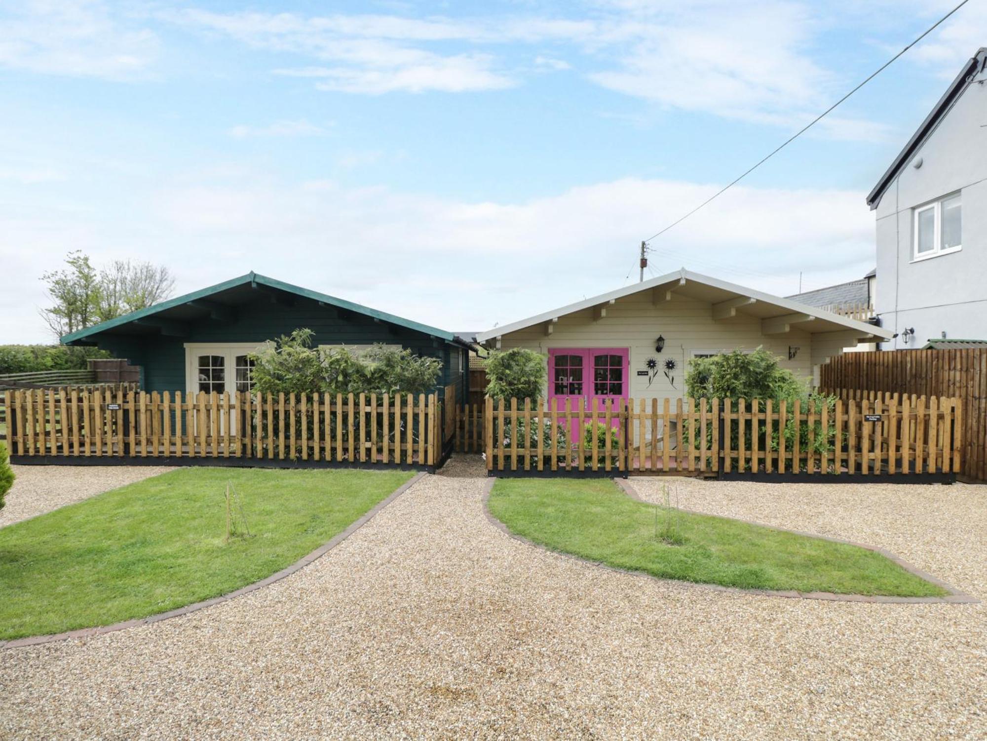 The Nook Villa Swindon Exterior photo